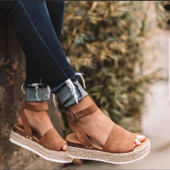 ⭕️ SOLD OUT ⭕️ TAN PLATFORM-SANDALS NEW IN BOX - Picture 3 of 7